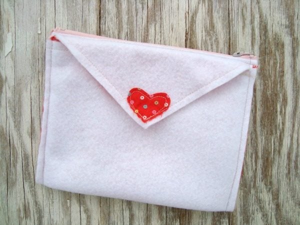 Pencil Pouch Sewing Patterns You'll Want to Make 11 valentine pouch felt foldover envelope tutorial