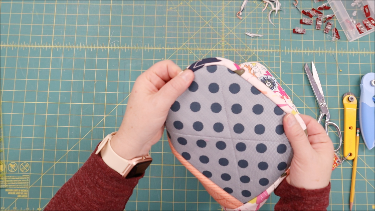 Casserole Quilted Hot Pad Pattern Free 18 the curved edge looks great with bias binding