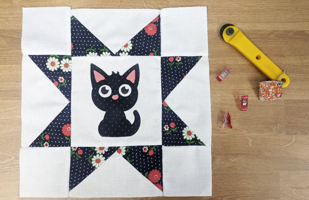 Easy Kitten Applique 1 kitten applique quilt block on the table