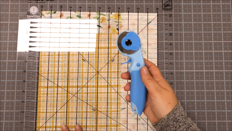 How to Cut Fabric for Quilting 2 rotary cutter with sewtites cutting mat and june tailor ruler for cutting strips
